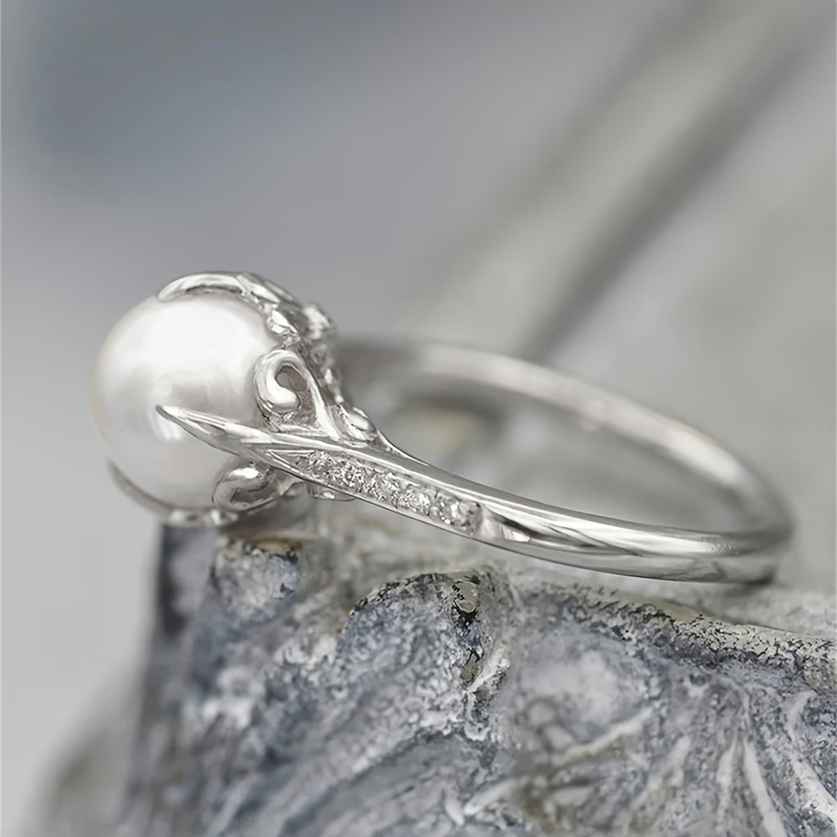 Bague délicate à perles et cristaux