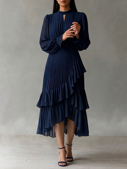 Élégante robe midi plissée à volants.