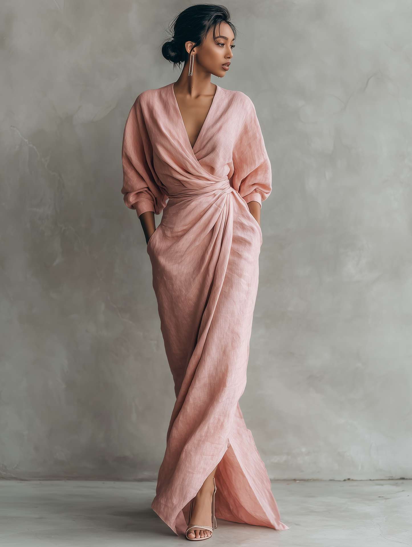 Robe longue rose minimaliste en mélange de lin avec col en V pour femme.