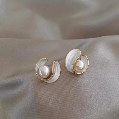 Boucles d'oreilles opale blanche de luxe à perles dorées