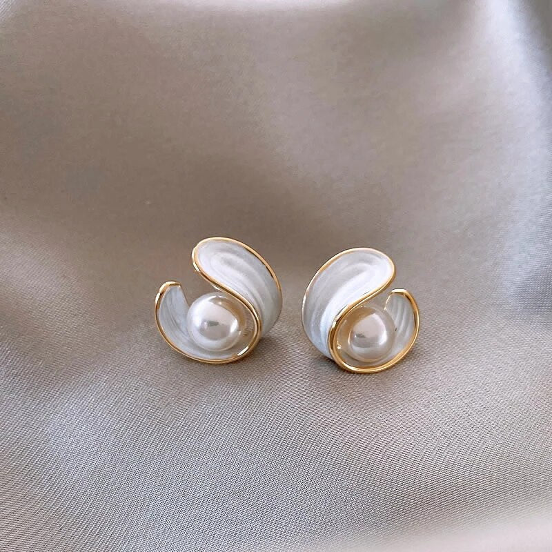 Boucles d'oreilles opale blanche de luxe à perles dorées
