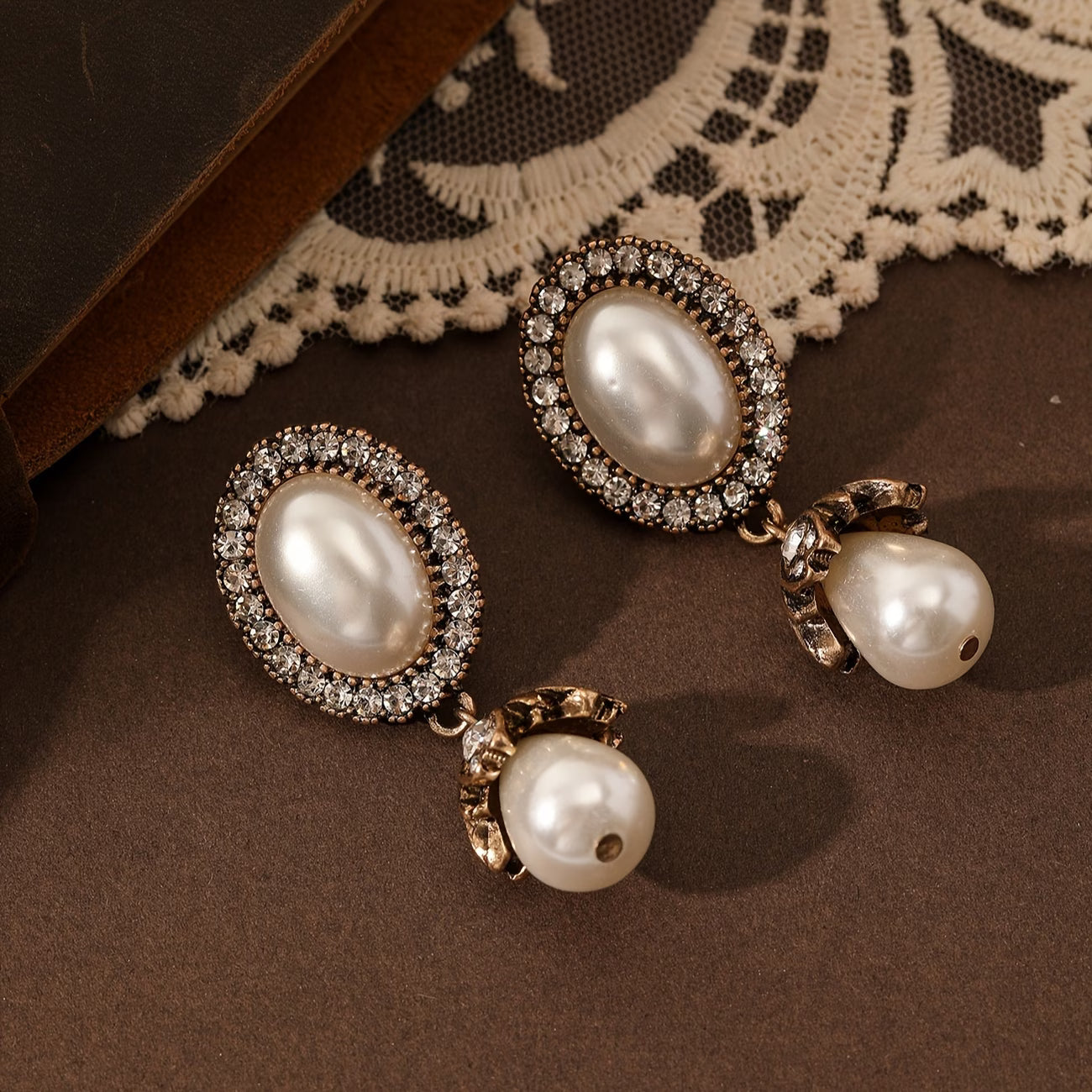 Boucles d'oreilles pendantes à cadre vintage et perles