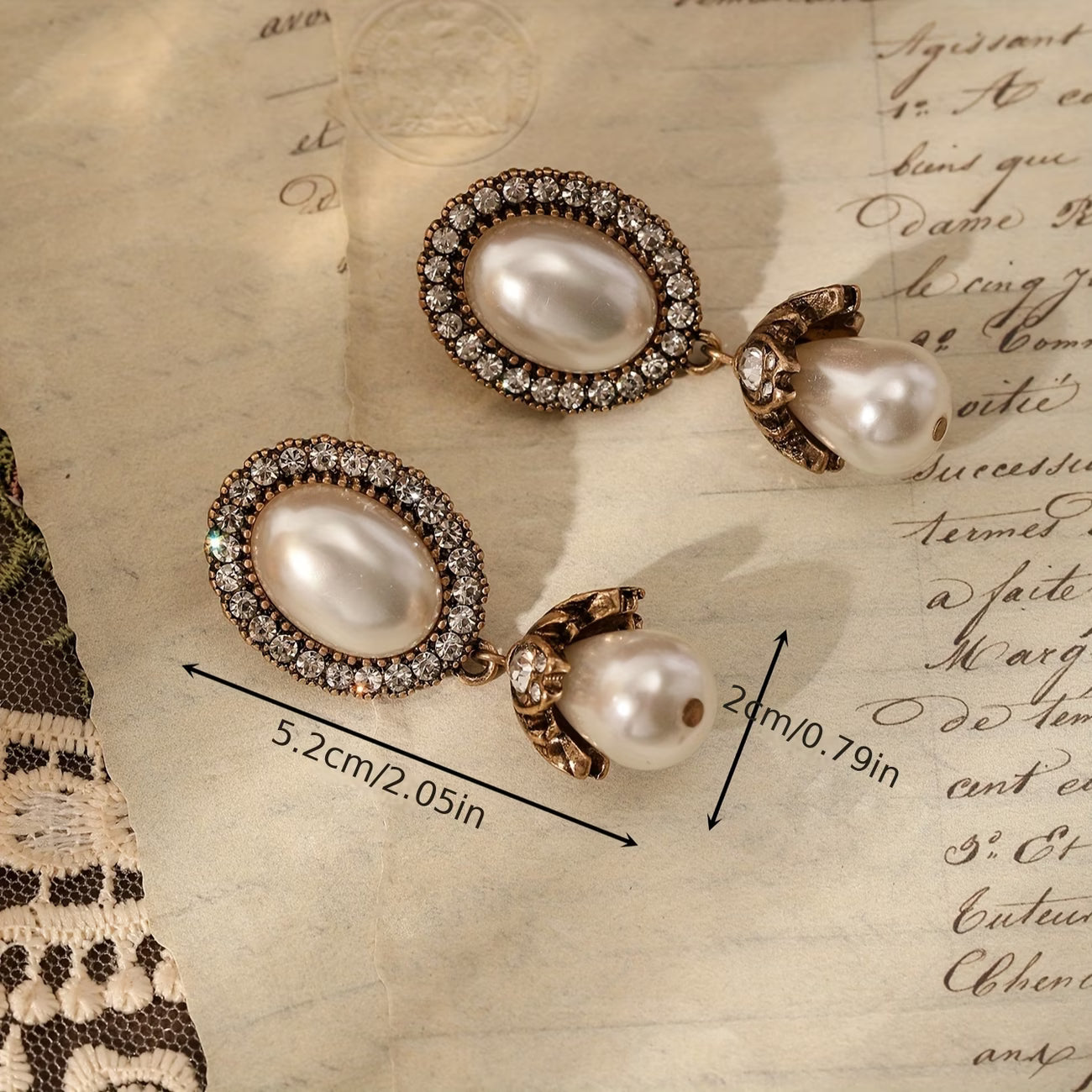 Boucles d'oreilles pendantes à cadre vintage et perles