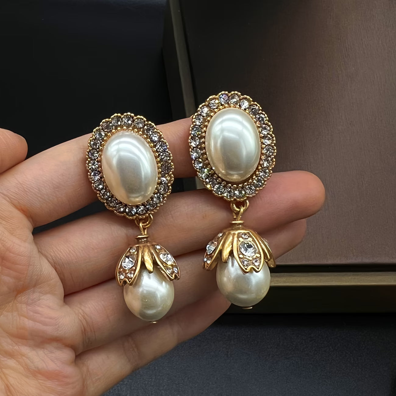 Boucles d'oreilles pendantes à cadre vintage et perles