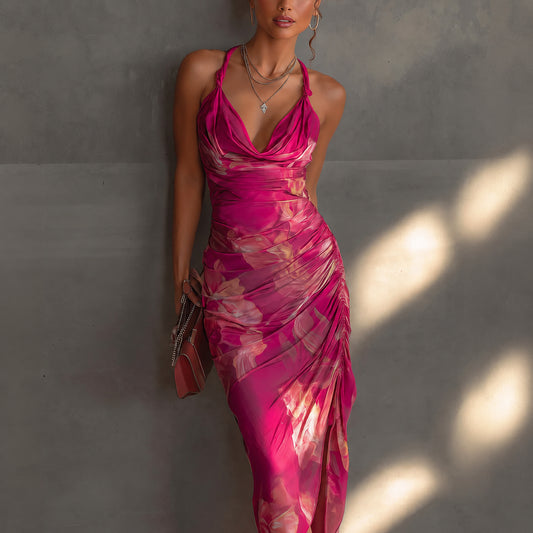 Robe moulante fuchsia à fleurs, sans manches, fronces et fente