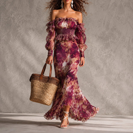 Robe longue rose en mousseline à fleurs, épaules dénudées