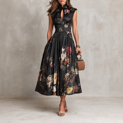 Robe mi-longue en satin plissé noir, encolure à découpe et imprimé floral