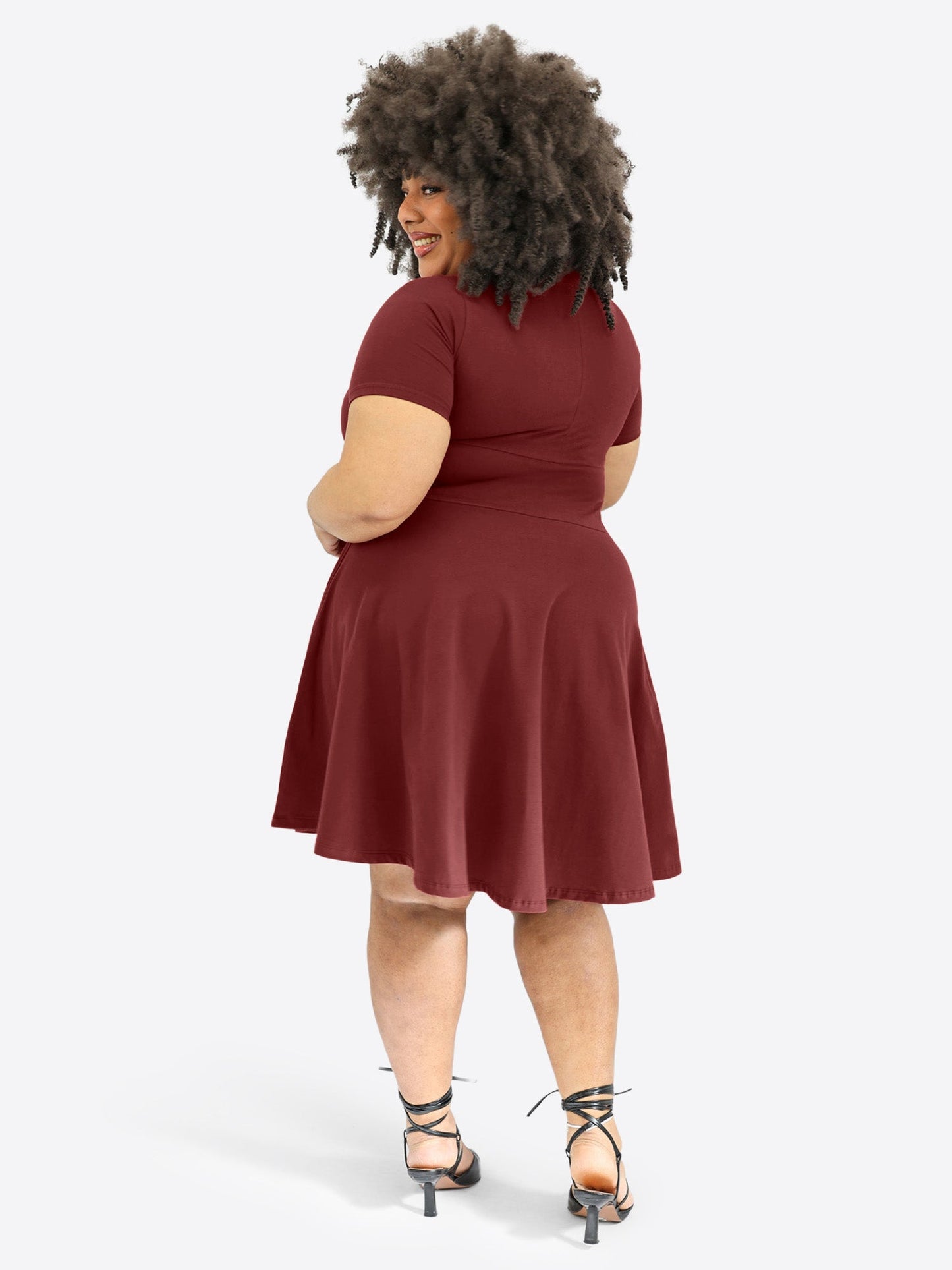 Mara | Robe-short classique à manches courtes