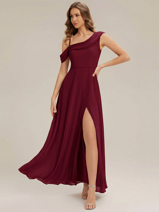 ELIANA™ | Robe longue asymétrique à une épaule, coupe trapèze et détails plissés