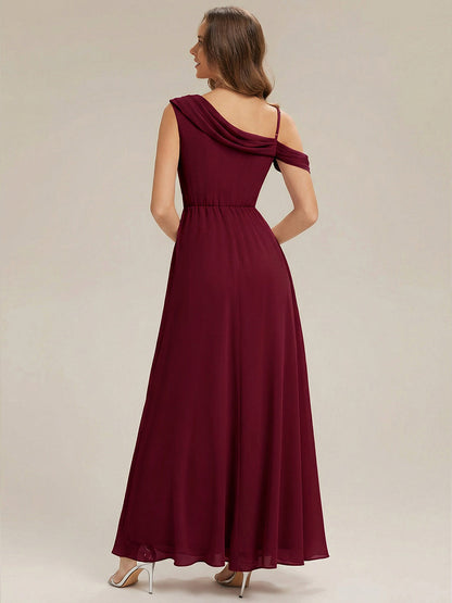 ELIANA™ | Robe longue asymétrique à une épaule, coupe trapèze et détails plissés