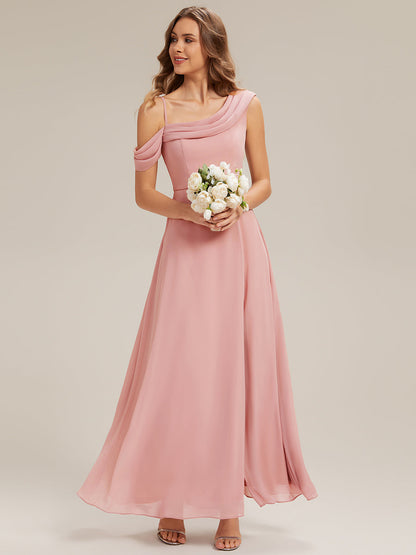 ELIANA™ | Robe longue asymétrique à une épaule, coupe trapèze et détails plissés