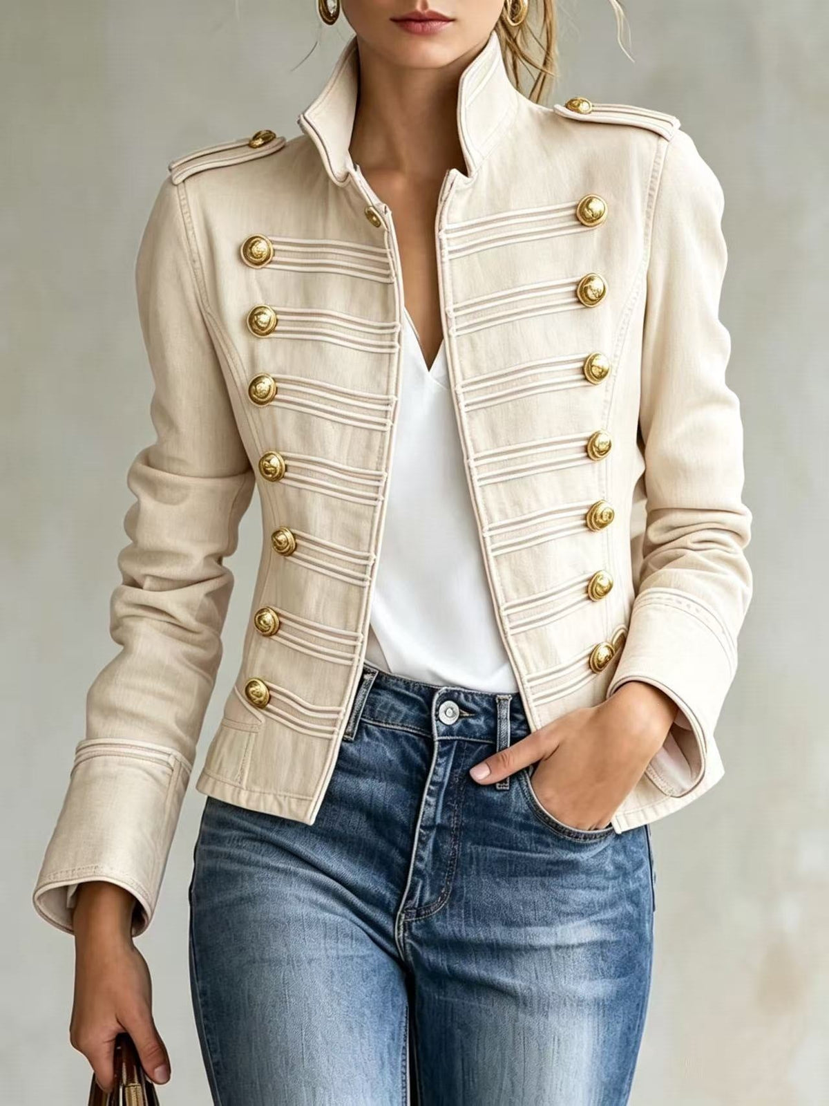 Marion | Veste en jean style militaire à boutons dorés - Crème