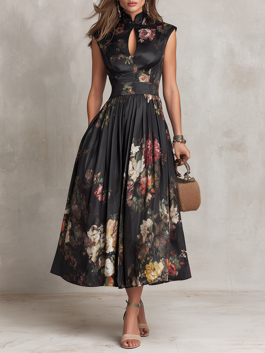 Robe mi-longue en satin plissé noir, encolure à découpe et imprimé floral