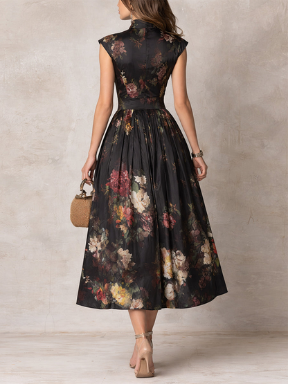 Robe mi-longue en satin plissé noir, encolure à découpe et imprimé floral
