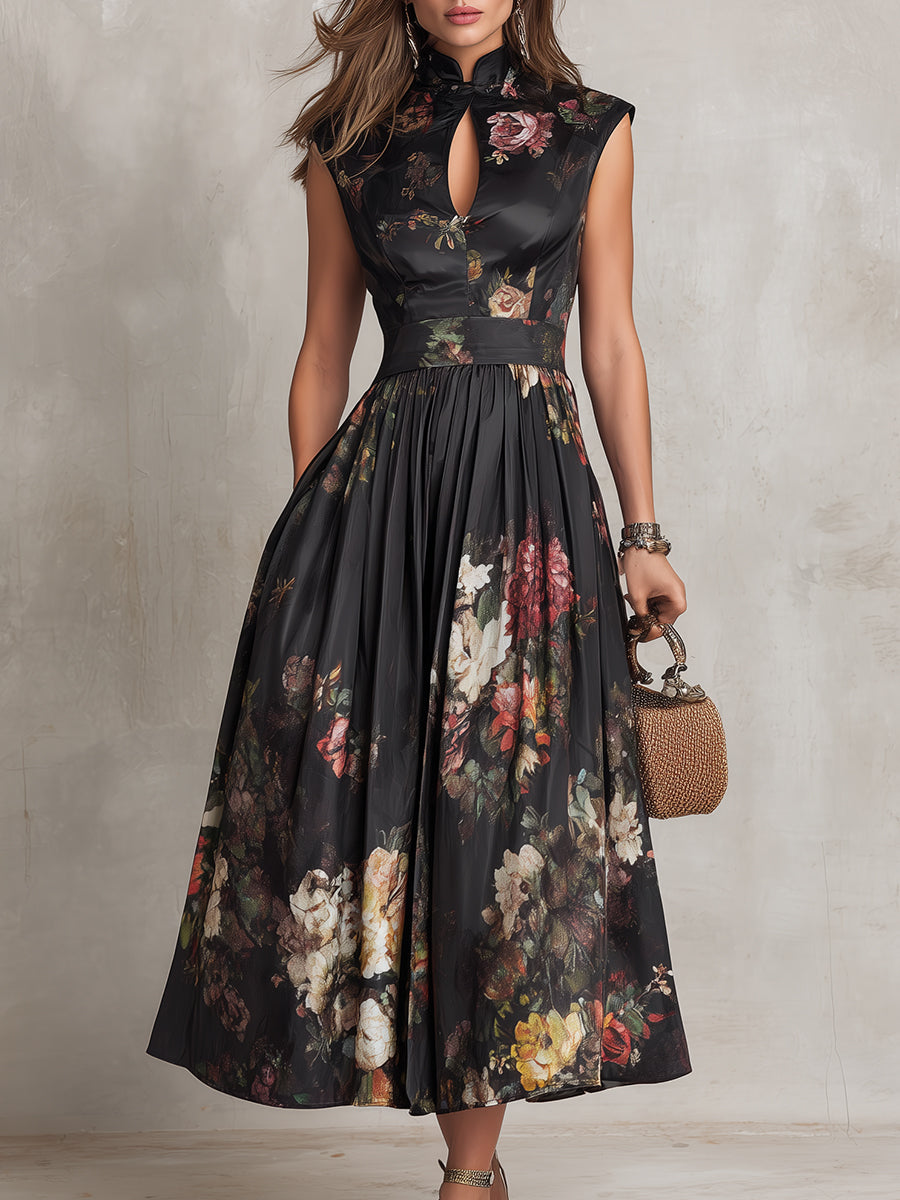 Robe mi-longue en satin plissé noir, encolure à découpe et imprimé floral