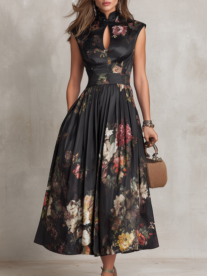 Robe mi-longue en satin plissé noir, encolure à découpe et imprimé floral