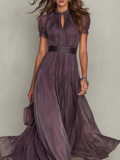 Flavia - Robe longue violette avec décolleté en goutte d'eau et bordure en dentelle de mousseline