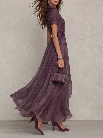 Flavia - Robe longue violette avec décolleté en goutte d'eau et bordure en dentelle de mousseline