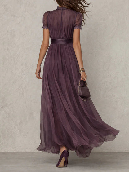 Flavia - Robe longue violette avec décolleté en goutte d'eau et bordure en dentelle de mousseline