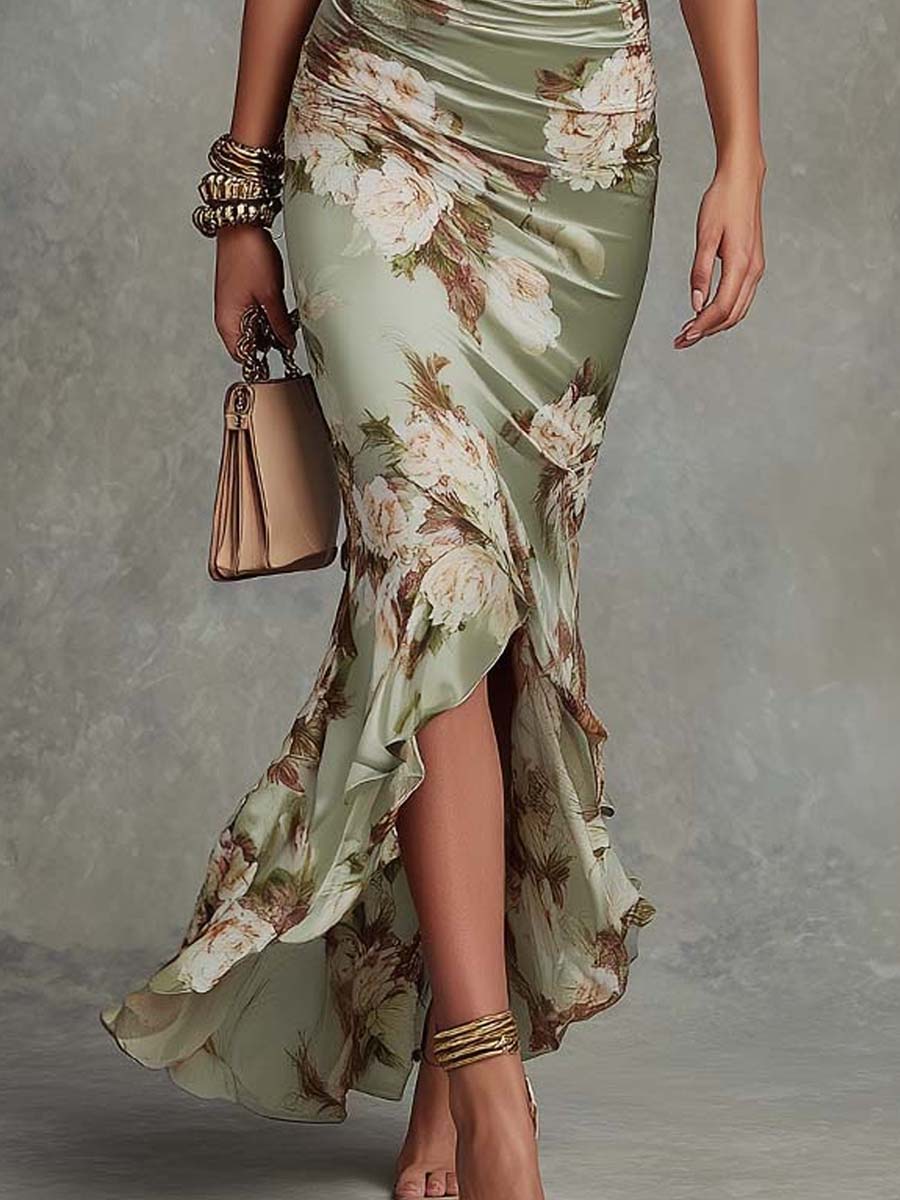 Robe longue asymétrique en satin vert fleuri, col V et manches à volants