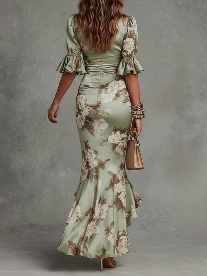 Robe longue asymétrique en satin vert fleuri, col V et manches à volants