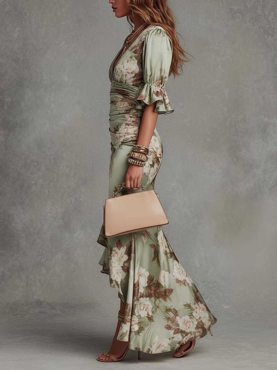 Robe longue asymétrique en satin vert fleuri, col V et manches à volants