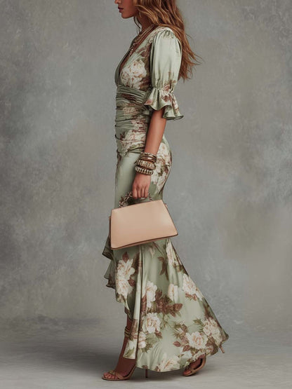 Robe longue asymétrique en satin vert fleuri, col V et manches à volants