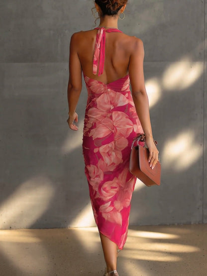 Robe moulante fuchsia à fleurs, sans manches, fronces et fente