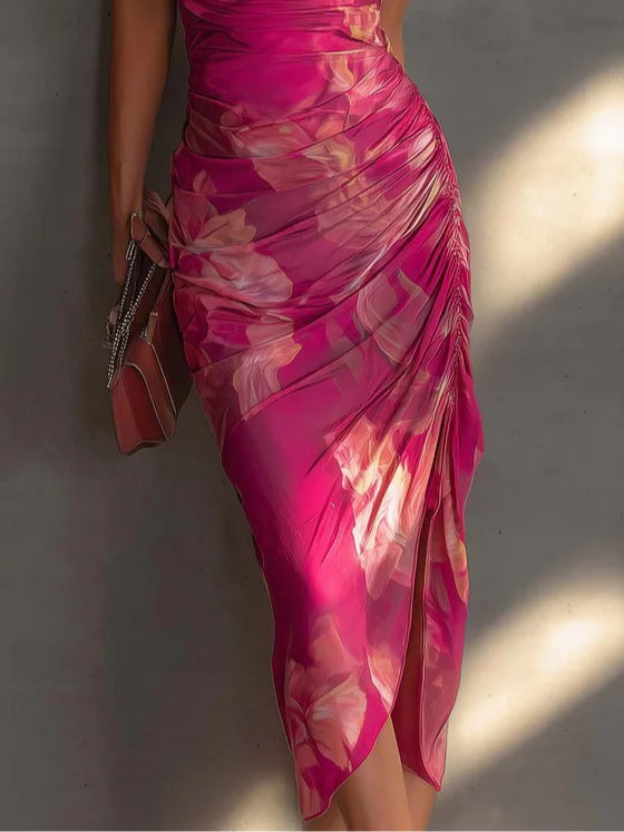 Robe moulante fuchsia à fleurs, sans manches, fronces et fente