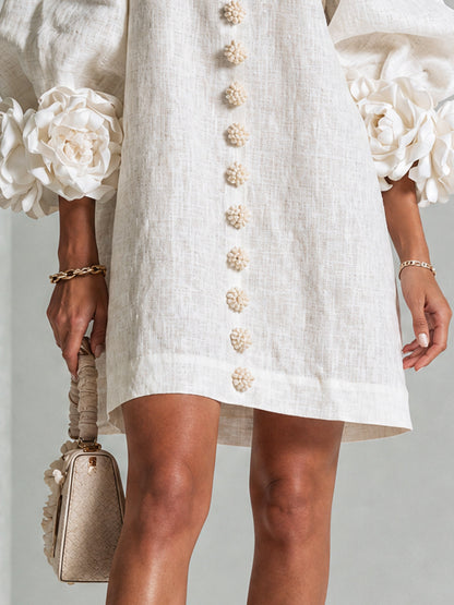 Robe courte blanche à boutons fleuris et manches à fleurs