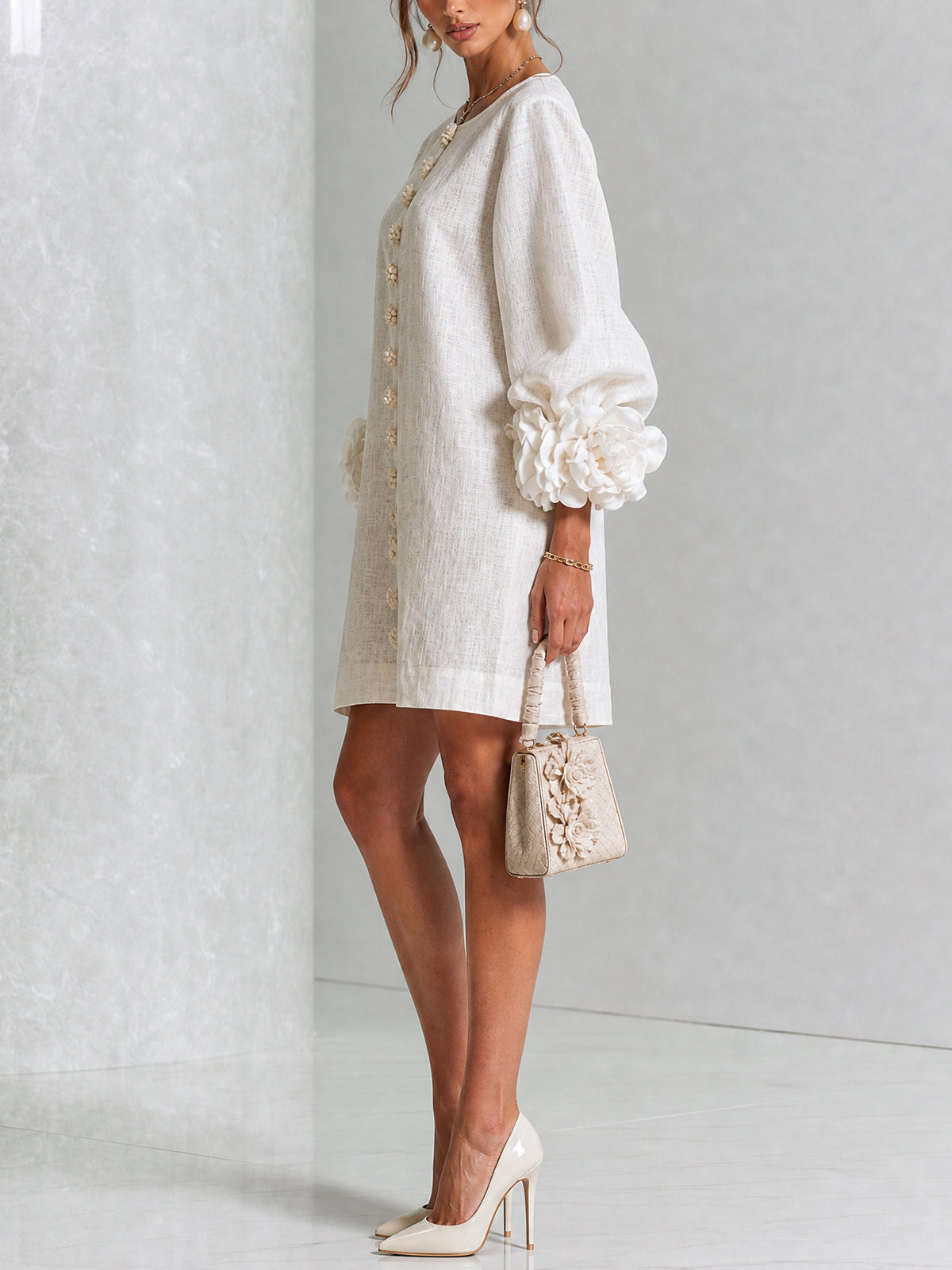 Robe courte blanche à boutons fleuris et manches à fleurs