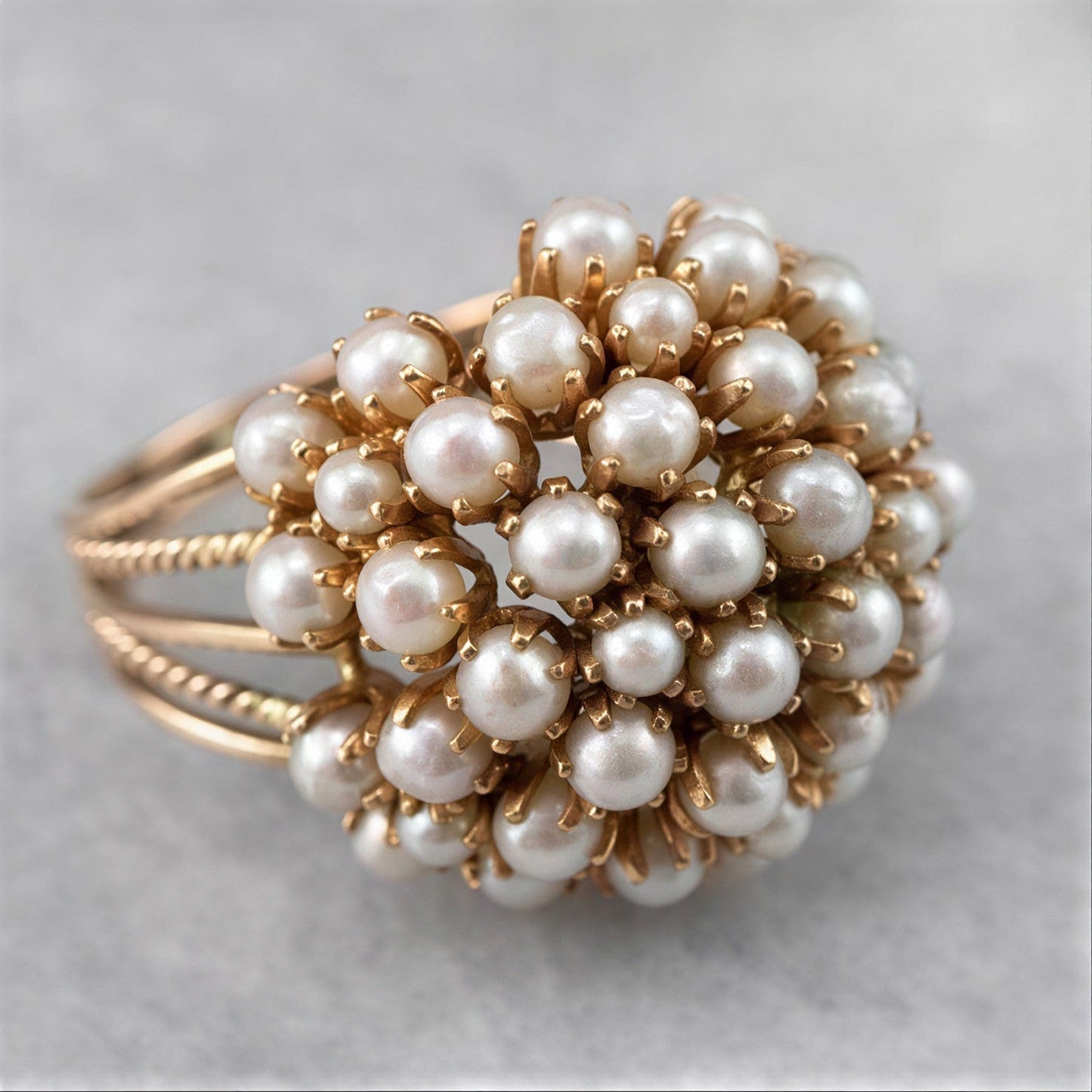 Bague en or à perle incrustée classique
