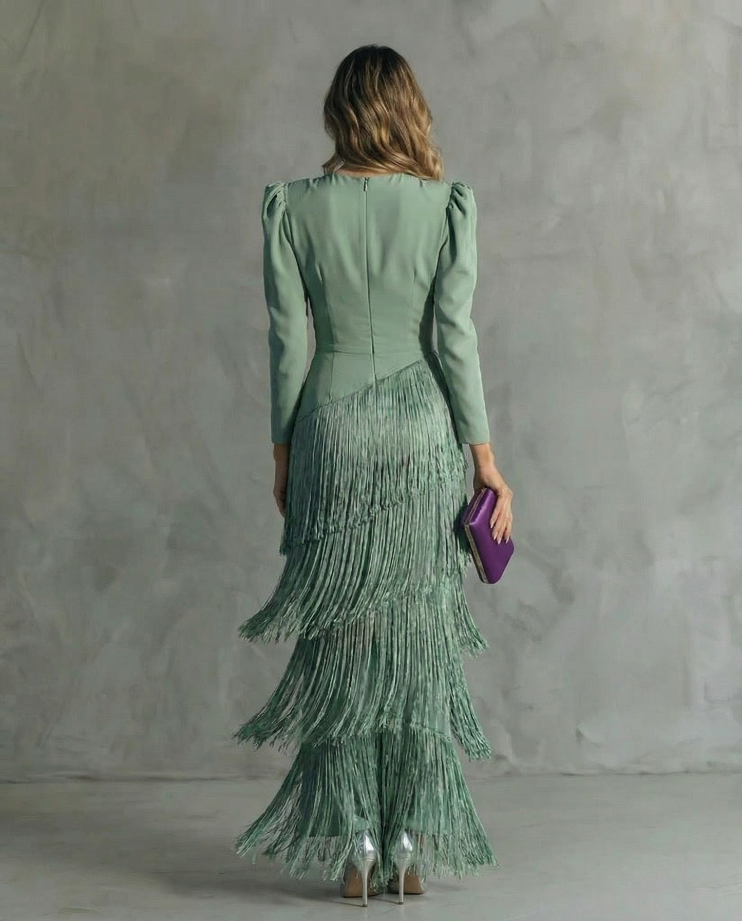 Alessia - Élégante robe midi avec manches à franges.