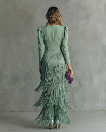Alessia - Élégante robe midi avec manches à franges.