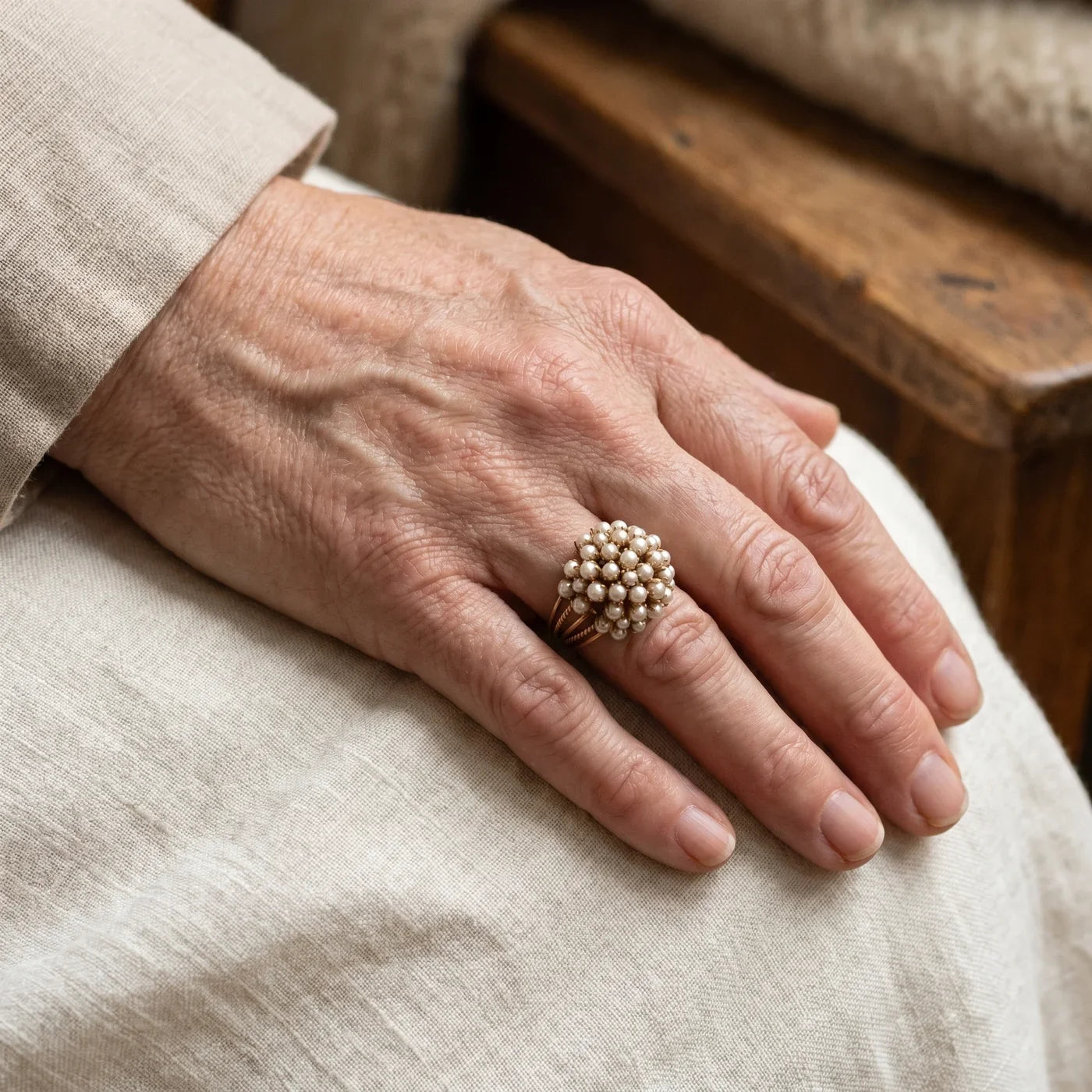 Bague en or à perle incrustée classique