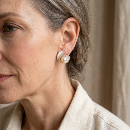 Boucles d'oreilles opale blanche de luxe à perles dorées