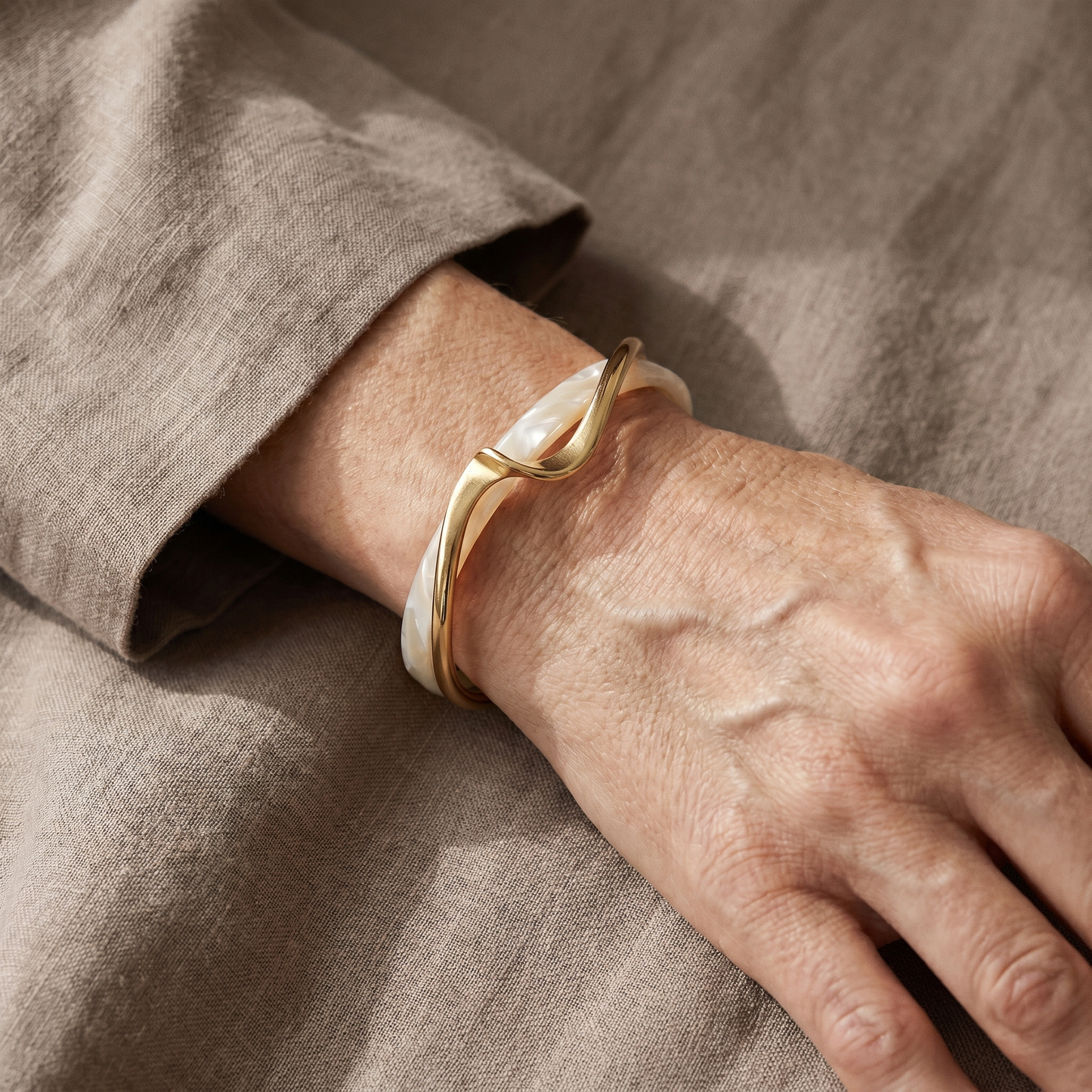Bracelet élégant en or à opale blanche
