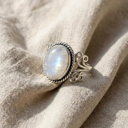 Bague en pierre de lune ovale à volutes