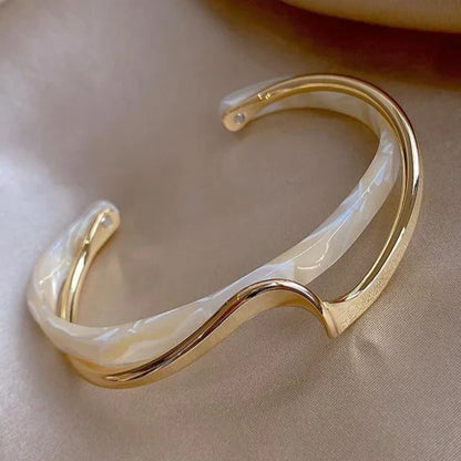 Bracelet élégant en or à opale blanche