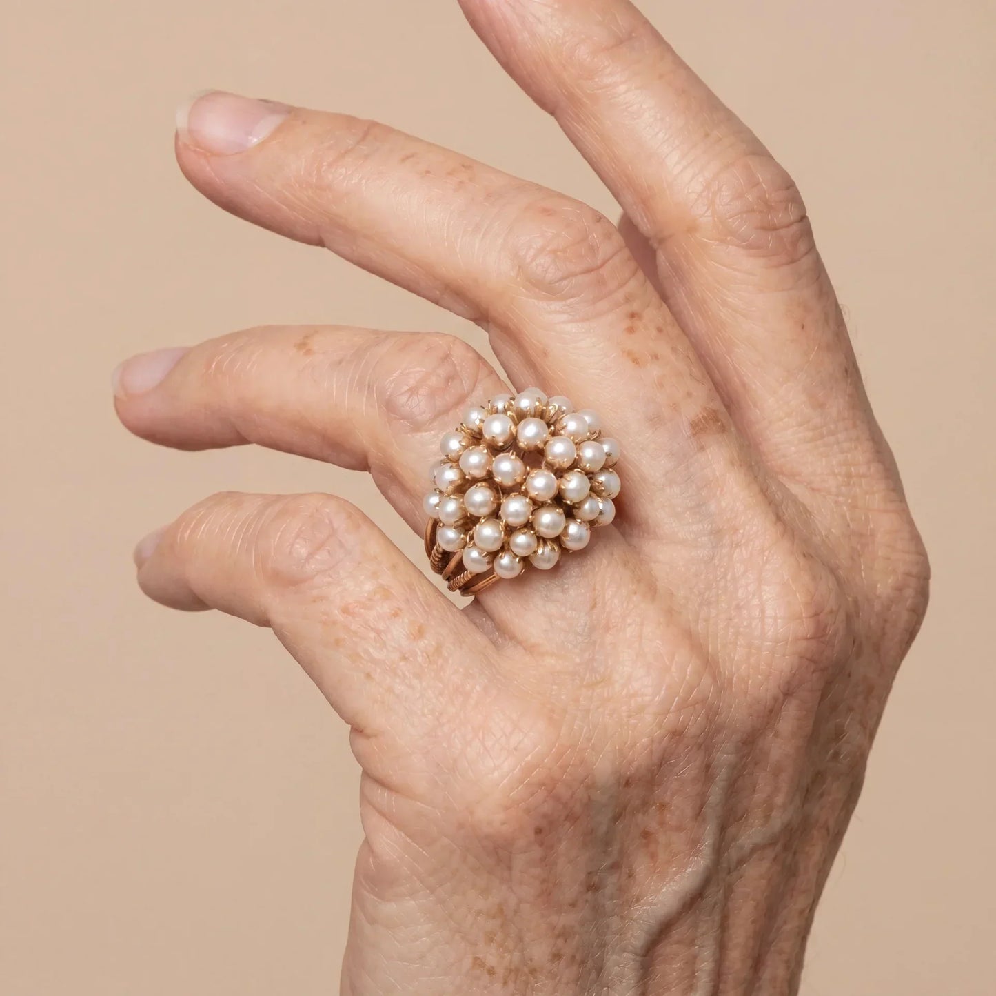 Bague en or à perle incrustée classique
