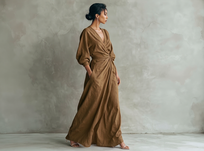 Robe longue rose minimaliste en mélange de lin avec col en V pour femme.