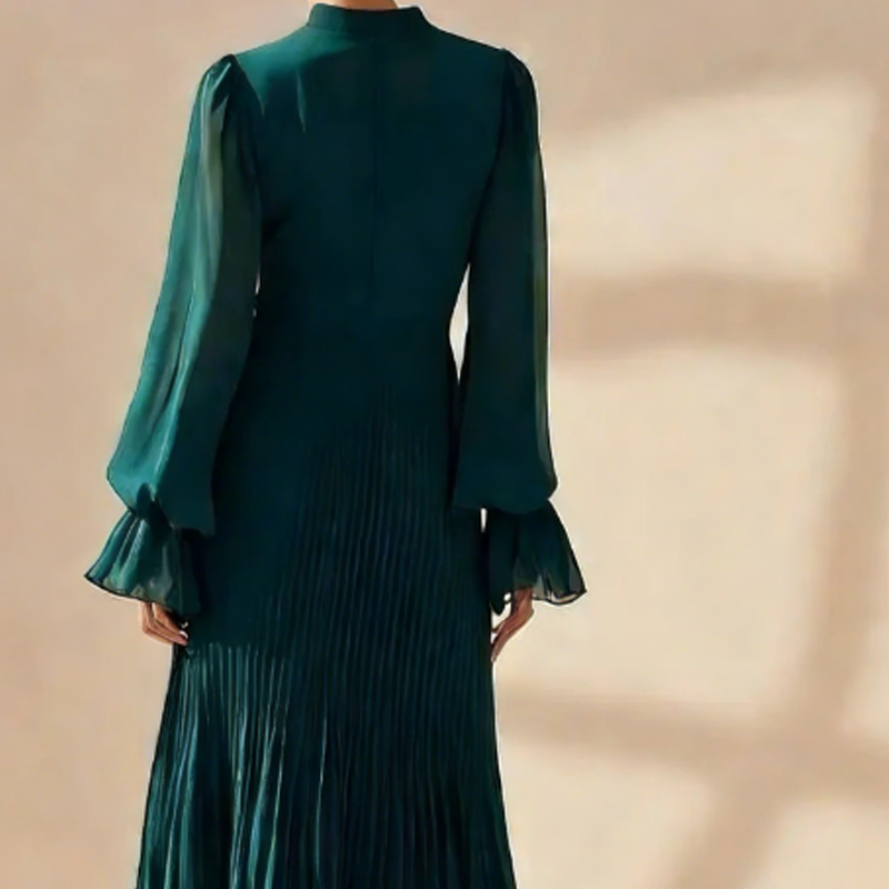 Élégante robe midi plissée à volants.