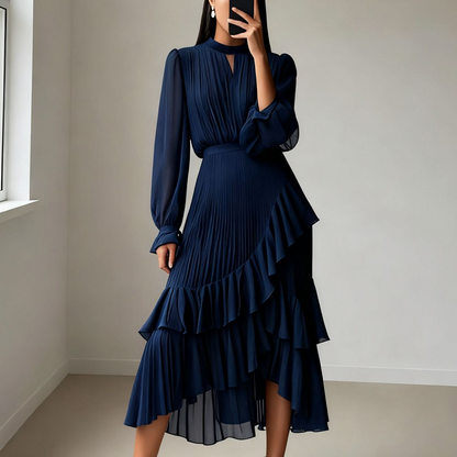 Élégante robe midi plissée à volants.