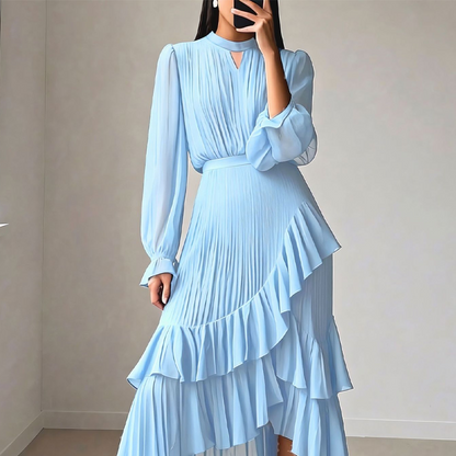 Élégante robe midi plissée à volants.