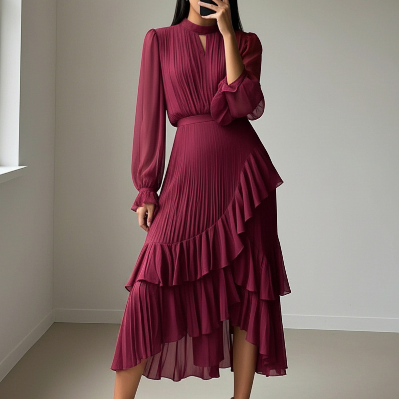 Élégante robe midi plissée à volants.