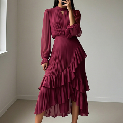 Élégante robe midi plissée à volants.