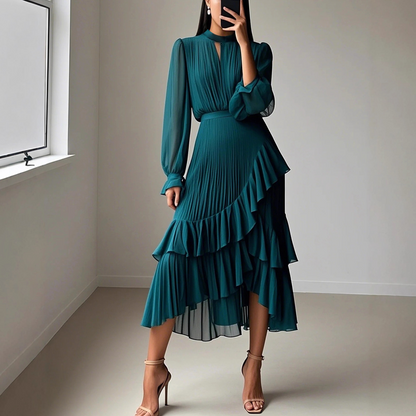 Élégante robe midi plissée à volants.