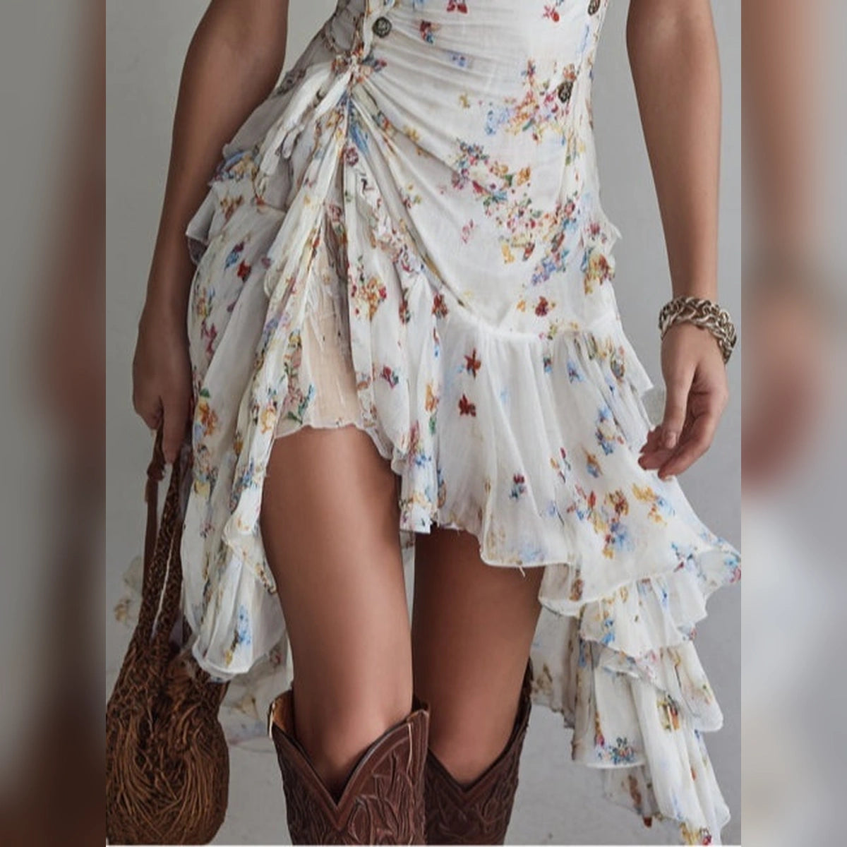 Robe courte rétro à fleurs, col V et fines bretelles